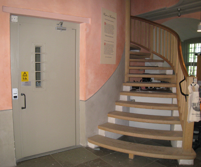 Entréplan med trappa och hiss til plan 2